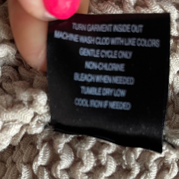 EMBOSSED • Chunky Knit Back Cutouts Sweater Beige • Size Small - Picture 8 of 8